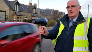 Este pueblo de Escocia lucha contra el exceso de velocidad con secadores de pelo